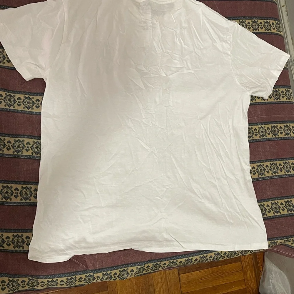 Aaliyah Graphic Tee - Picture 2 of 3